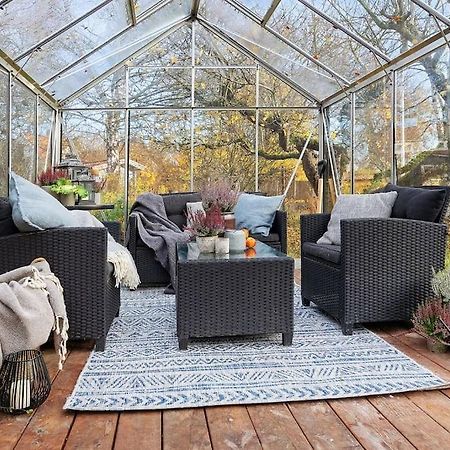Amazing Family Home In Stockholm Buitenkant foto